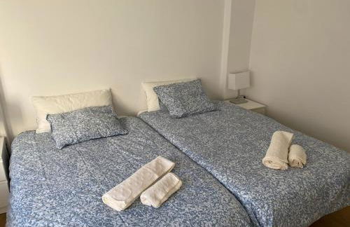 piso estacion de tren -bus soleado - Foto 1