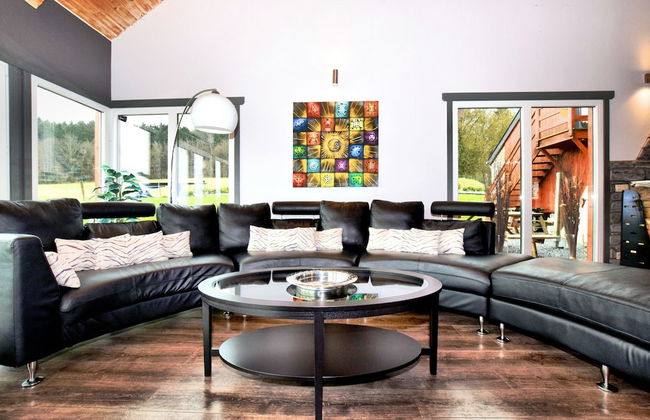 Beautiful Villa with Heated Outdoor Pool, Sauna, Hot Tub in Forest - Photo 15