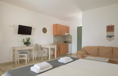 Reina Apartments - Photo 16