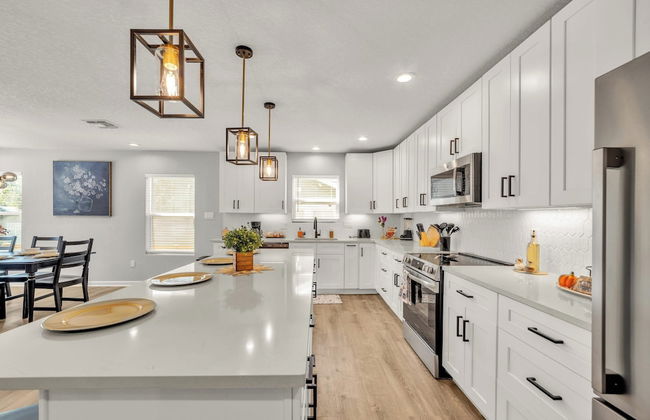 Spacious & Homey 4br/3ba W/amenities Near Downtown - Foto 13