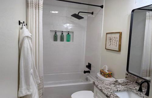 Modern 3 bedroom home downtown Forest city outstanding backyard, pet friendly - Foto 31