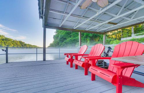 Family-Friendly Riverfront Manor on the Little Red - Foto 36