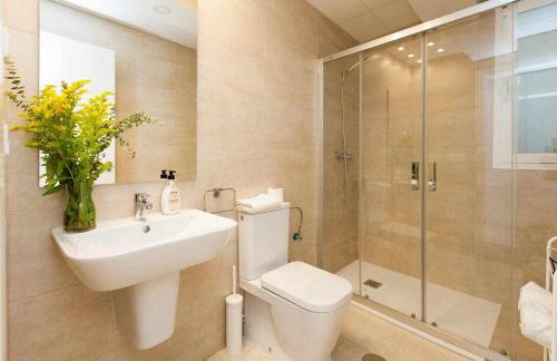 ISG Apartments Downtown family haven Free parking spot - Foto 8