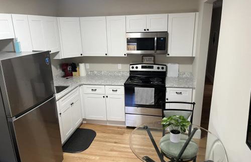 Downtown Apt King Beds Mins to Salem - Photo 3