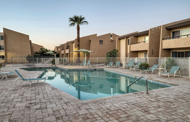 2BR Sleeps 6 Pool BBQ Gym Hot Tub & Bar Hopping! - Foto 1