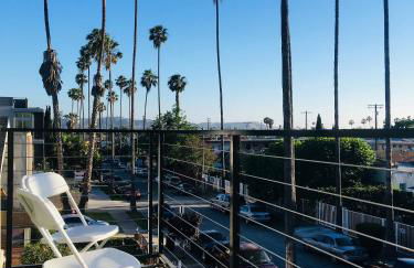 Cozy 3 BR Townhouse with Balcony - Photo 58