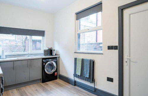 Spacious 3-Bedroom Home Near City Centre with Parking - Foto 28