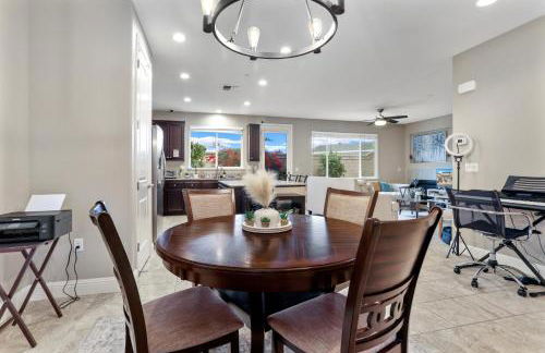 Placid Vibe Spacious 7-BR with Free Parking - Foto 7