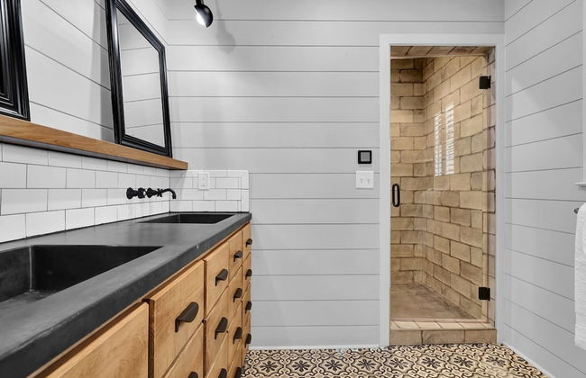 7BR Lakefront Haven Pool Hot Tub Gated 4acres - Foto 22