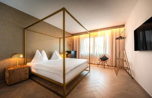 goldfinger + suites - Photo 11