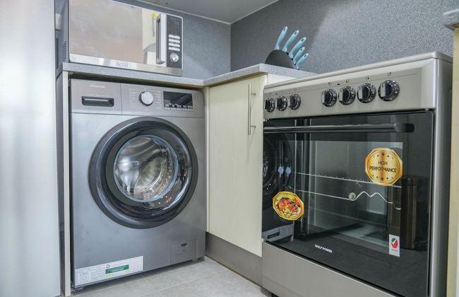 Yogi - Serene Romance in a Stylish Studio with City Views - Photo 8