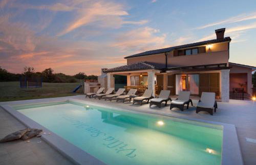 Modern Villa San Martino Heated Pool, Jacuzzi & Privacy - Foto 1