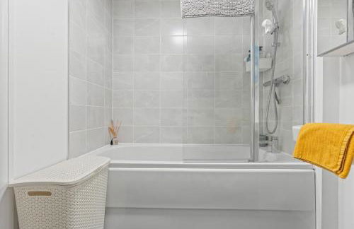 #53 Stylish 4 Bed Home 2 Full 1 Half Bath Free Parking - Foto 18