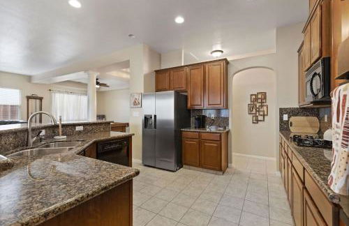 Stylish Silver Falls 4BR KING Master Game Room - Photo 11