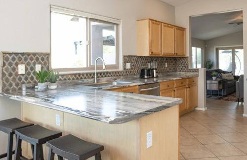 StayShores Chic Retreat – Pool HotTubSweet Sleep - Photo 34