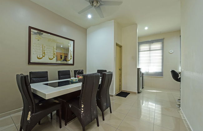 OYO Home 90532 Casa Azlinda Muslim - Foto 1