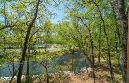 Riverfront home within walking distance of Helen - Foto 5