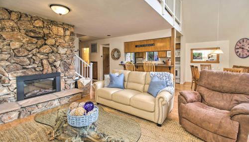 Spacious Redwood Retreat with Hidden Hot Tub - Foto 5