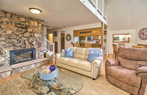 Spacious Redwood Retreat with Hidden Hot Tub - Foto 5