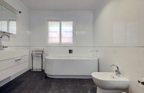 Large Ground Floor Apartment with Private Garden and Beach Access - Photo 16