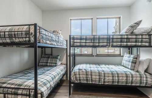 Newly Built Updated 3 Bed 2 and a half bath Creekhouse at Snowcrk Resort 1463 Amazing Mountain Views - Photo 39