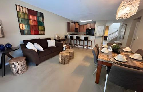 New to Market Spacious Private Pool Retreat - Foto 27