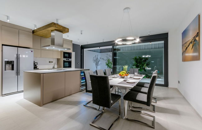 Luxury Villa Luna with Swimming Pool - Photo 11