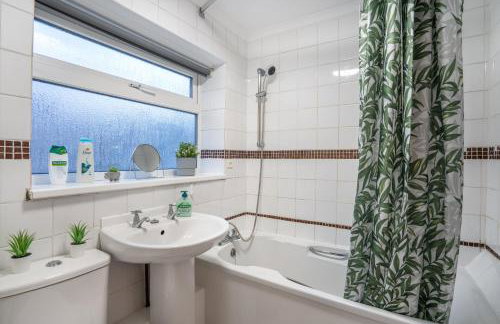 3 Bed-Free Parking-Close to City-by Holiday Homes - Foto 14