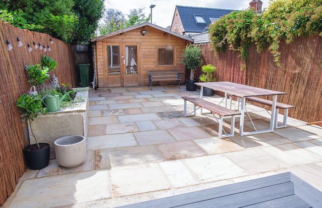 Stunning Townhouse with Large Garden - Photo 35