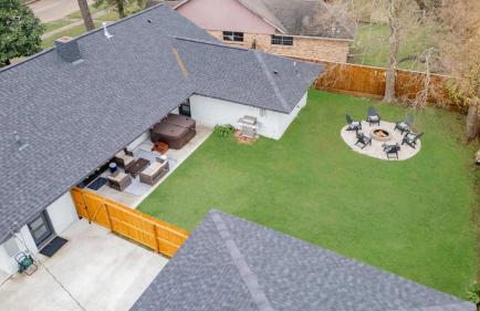 5-BD Modern Central Getaway w Hot Tub - Mins to DT - Foto 33