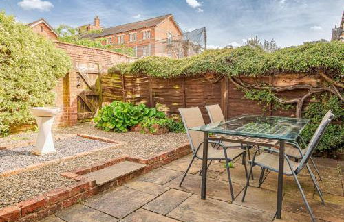 Central 2 Bed House w/ Garden and Free Parking! - Photo 88