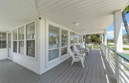 Texas vacation home with huge yard and pool, close to beach - Foto 9