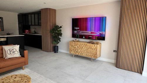 Modern Luxury Home with Spacious Garden close to Warner Bros Studio - Foto 2