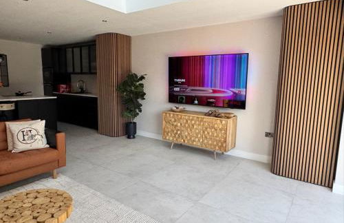 Modern Luxury Home with Spacious Garden close to Warner Bros Studio - Foto 2