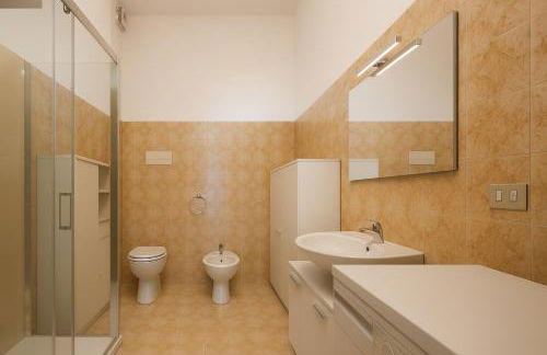 PARATICO - Lakefront Apartment with Pool Access & Free Parking - Foto 8