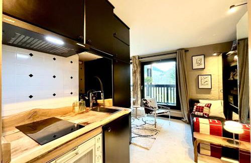 Bright apartment with balcony and pool - Photo 5