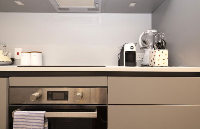 JOIVY Iconic Cockburn Street 4 Bedroom Apartment: Heart of Old Town - Foto 77