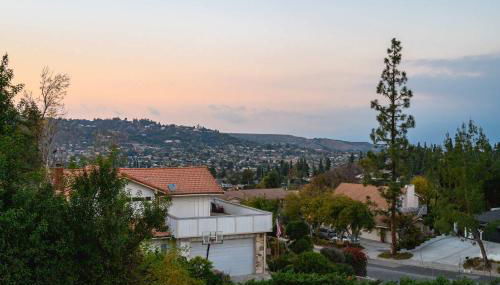 Serene Hilltop Oasis Above the City w Private Pool - Foto 3