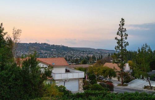 Serene Hilltop Oasis Above the City w Private Pool - Foto 3
