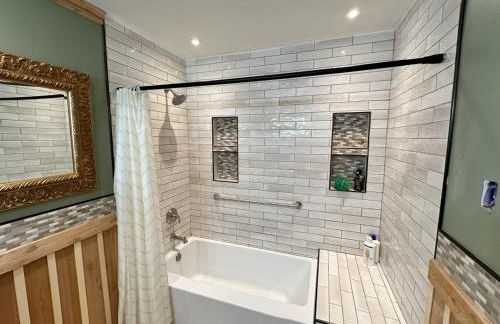 BoDekes N Tacoma Landing with HOT TUB near University - Foto 21