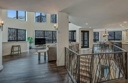 Cozy mountain home w riverfront patio - Foto 37