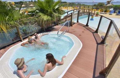 Joli Bungalow 464, 4-6 pers, wifi, terrasse, Camping Siblu Lac des Rêves Lattes - Foto 13