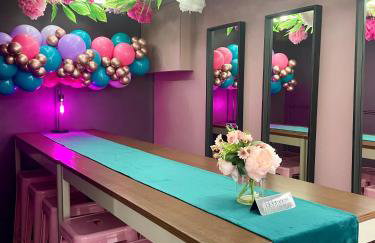 Manchester's ONLY themed slumber party suite for 8 with makeup room - Photo 14