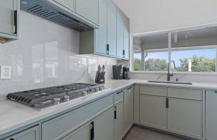 Luxurious Modern Retreat with Private Pool & Patio - Foto 18