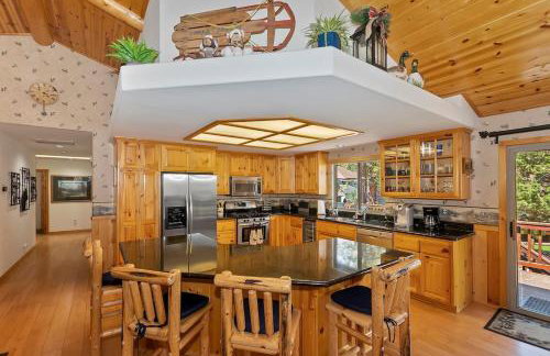 Teakwood Cozy Wood Cabin with Fireplace - Photo 9