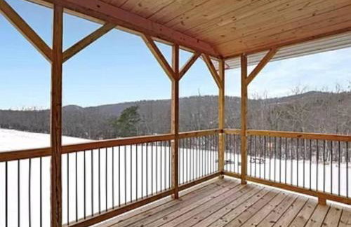 Rustic Barn Retreat w Hot Tub Game Room & FirePit - Foto 24