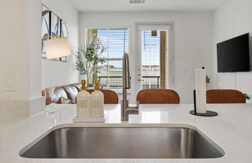 Chic 1BR Frisco Stay, King & Sofa, Pool & Gym - Foto 11