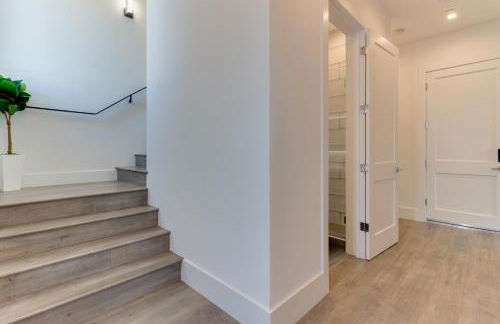 Modern 5 Bedroom Masterpiece With Rooftop Deck - Photo 29