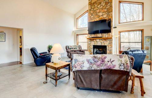 Stunning Maggie Valley Getaway with Decks, Fire Pit! - Foto 6