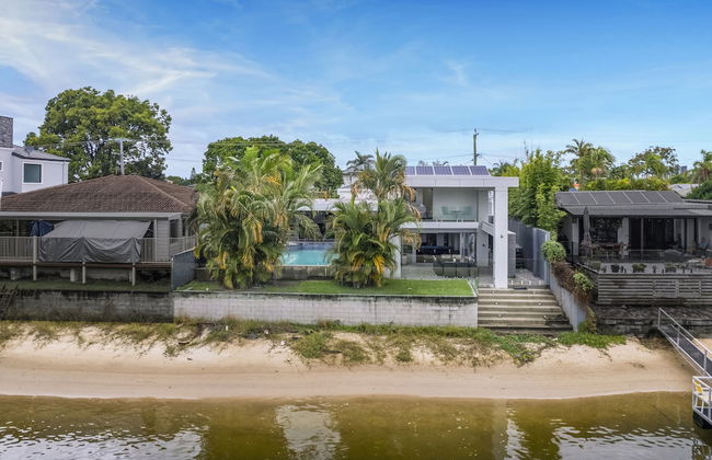 Essence House - 4 Bedroom Holiday Home - Photo 18